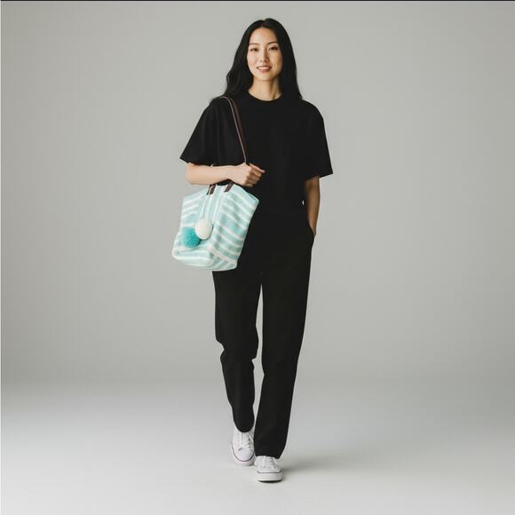 Crown & Ivy Retro Stripe Tote Bag - Picture 9 of 9